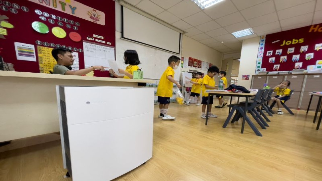 Beberapa siswa mengikuti proses belajar di Sinarmas World Academy (SWA), Tangerang Selatan, Jumat (1/9/2023). (ANTARA/HO-Sinarmas World Academy)