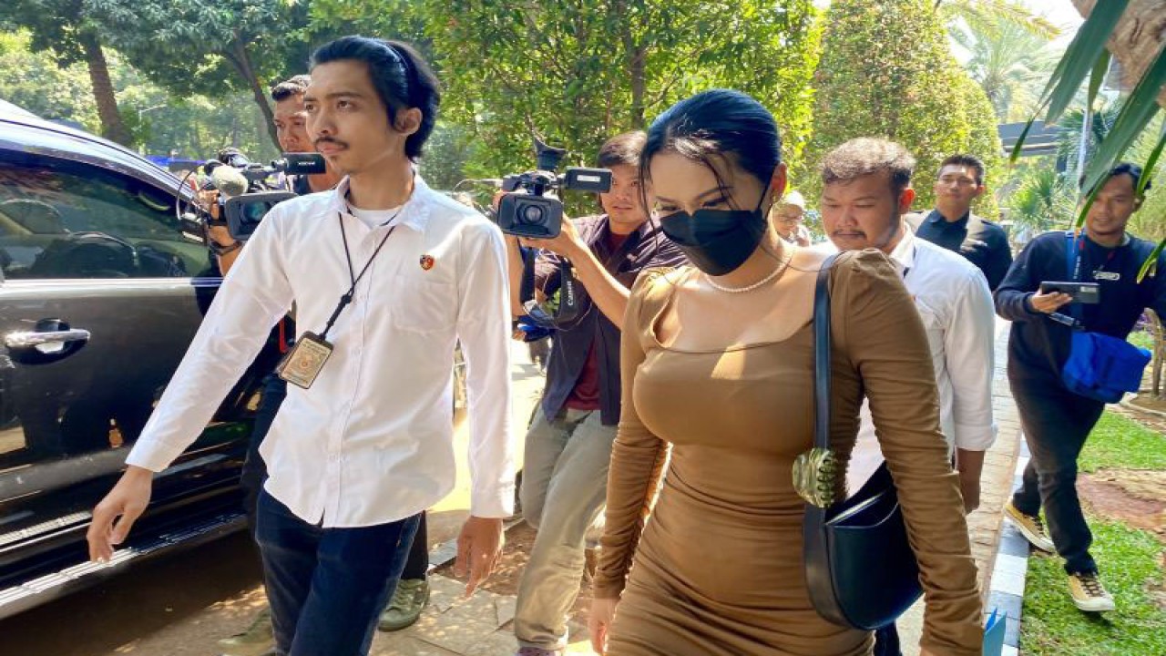 Fransisca Candra Novitasari alias Siskaeee tiba di gedung Direktorat Reserse Kriminal Khusus (Ditreskrimsus) Polda Metro Jaya, Jakarta, Senin (25/9/2023). ANTARA/Cahya Sari