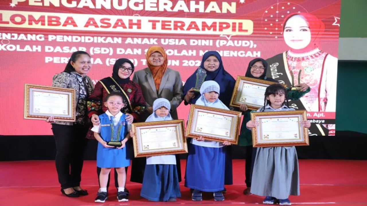 Ketua Bunda PAUD Kota Surabaya Rini Indriyani saat penyerahan penghargaan Kompetisi Asah Terampil di Gelanggang Remaja Surabaya, Rabu (13/9/2023). (ANTARA/HO-Diskominfo Surabaya)
