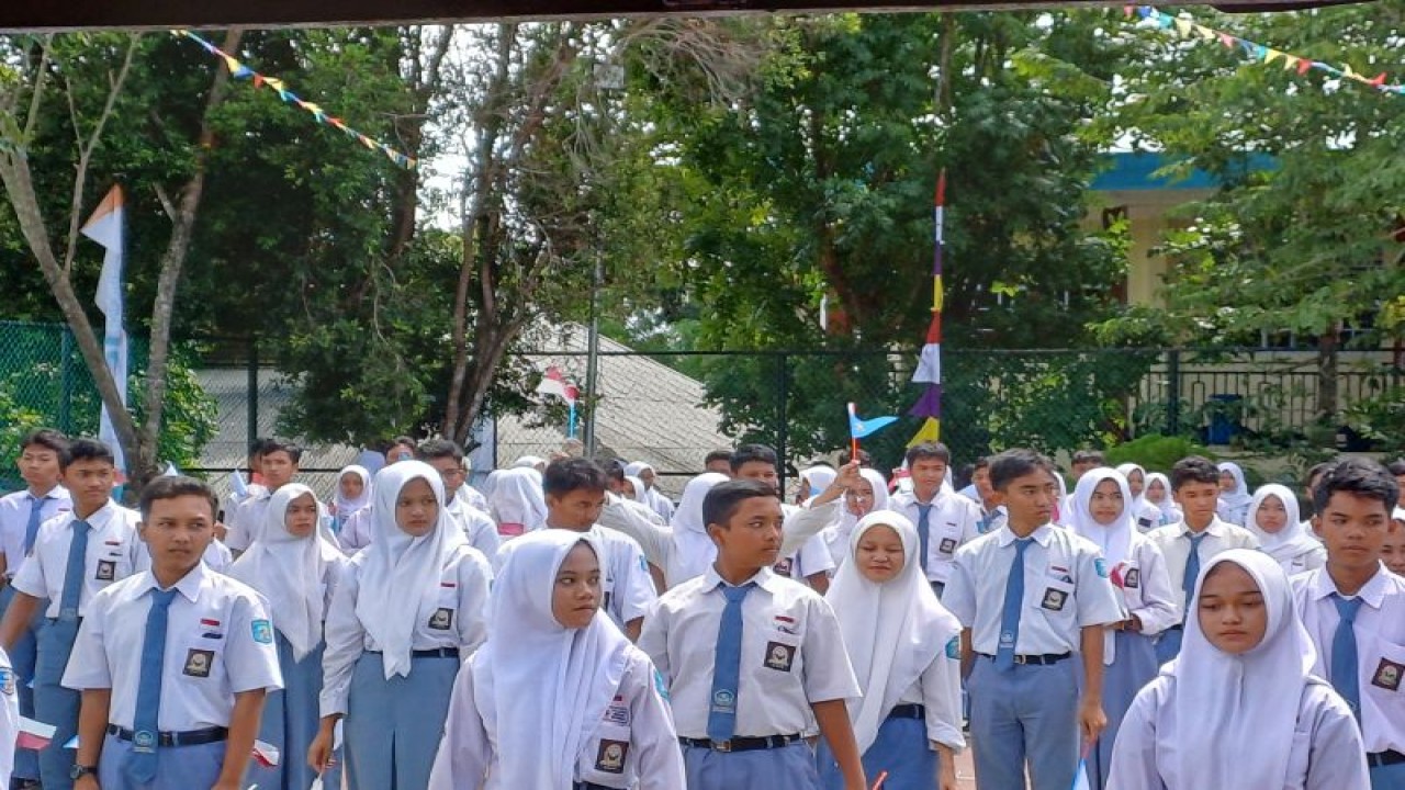 Siswa SMA Negeri 2 Tanjungpinang melakukan senam kolosal memperingati HUT ke-45, Jumat (22/9/2023). (Ogen)
