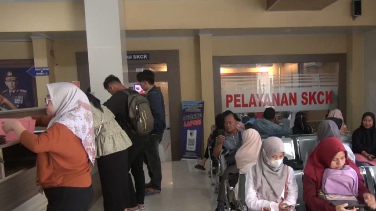 Sejumlah masyarakat saat mengantri pembuatan SKCK di Polresta Bengkulu. ANTARA/Anggi Mayasari.