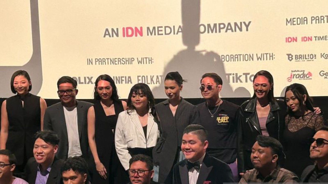 Jajaran pemain film "Sleep Call" dalam acara penayangan perdana di kawasan Jakarta, Rabu kemarin (6/9). (ANTARA/Vinny Shoffa Salma)