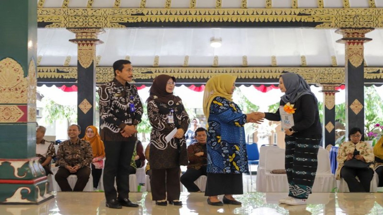 Bupati Sleman Kustini Sri Purnomo menyampaikan apresiasi kepada pemustaka pada peringatan Hari Kunjung Perpustakaan 2023 di Pendopo Parasamya, Kabupaten Sleman, Kamis (14/9/2023). ANTARA/HO-Bagian Prokopim Setda Sleman