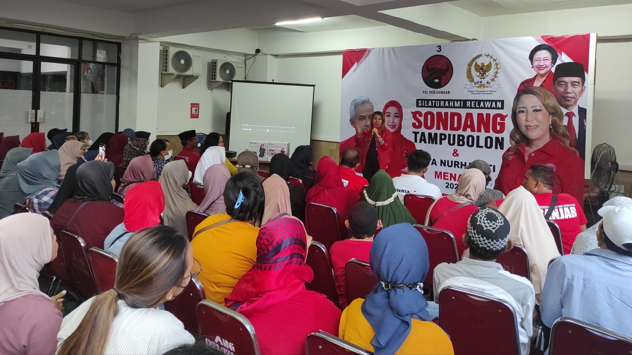 Konsolidasi dan silaturahmi Anggota DPR RI Fraksi PDI Perjuangan Sondang Tampubolon dengan relawan.