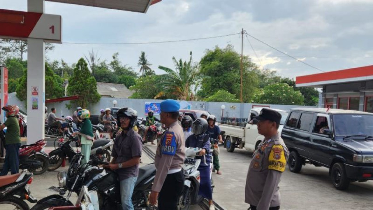 Polisi Resor bangka Barat melakukan pengawasan penyaluran BBM bersubsidi di SPBU di Kecamatan Mentok guna mencegah kemungkinan penimbunan. (ANTARA/ Donatus Dasapurna)