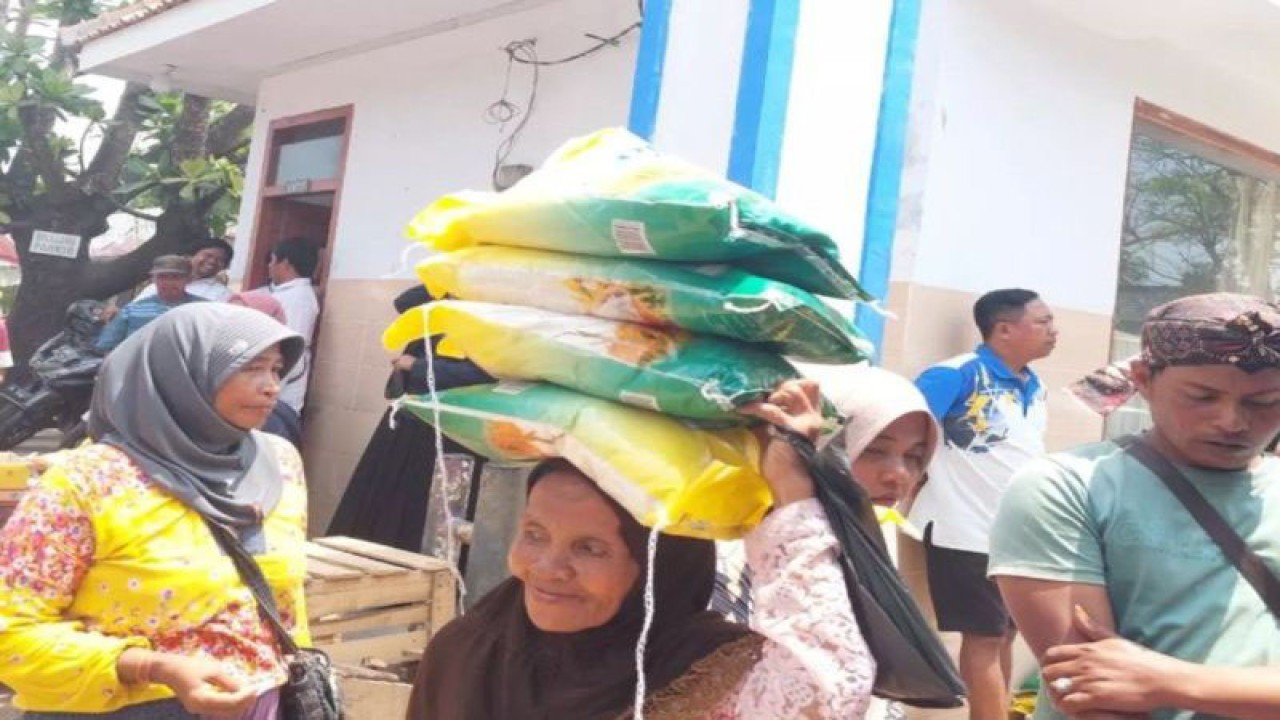 Seorang nenek membawa pulang beras program SPHP yang dijual Disperindag Pemkab Pamekasan di Pasar Tradisional Gurem, Pamekasan, Senin. (ANTARA/HO-Pemkab Pamekasan)