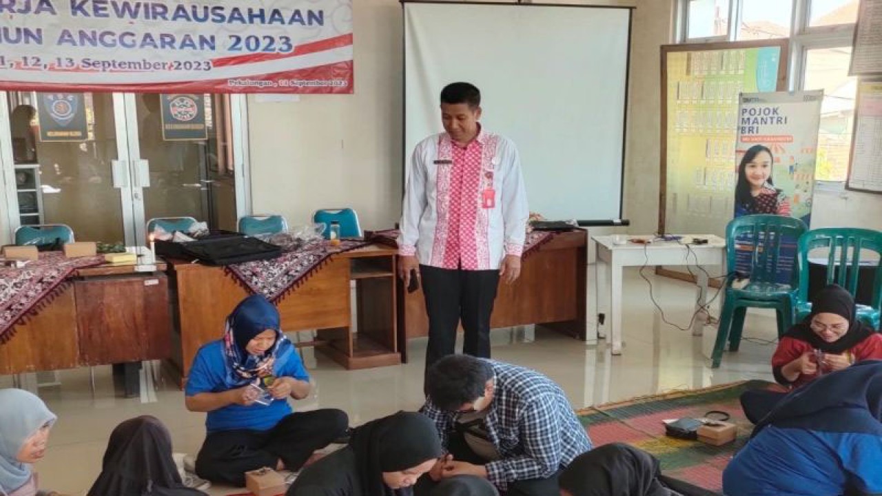 Kepala Dinas Perindustrian dan Tenaga Kerja Kota Pekalongan Sri Budi Santosa saat mengecek kegiatan pelatihan pembuatan kerajinan berbahan limbah batik di Kelurahan Klego, Kota Pekalongan, Selasa (12/9/2023). (ANTARA/Kutnadi)