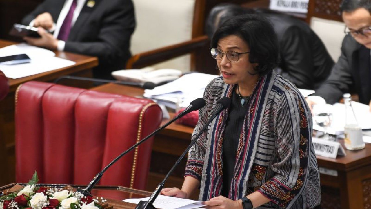 Menteri Keuangan Sri Mulyani menyampaikan paparannya dalam rapat paripurna ke-4 DPR di kompleks Parlemen, Senayan, Jakarta, Selasa (29/8/2023). Dalam kesempatan tersebut Sri Mulyani menyampaikan tanggapan pemerintah atas pandangan umum fraksi-fraksi DPR mengenai pertanggungjawaban pelaksanaan APBN 2022 dan Rancangan Undang-Undang (RUU) APBN 2024. ANTARA FOTO/Aditya Pradana Putra/rwa. (ADITYA PRADANA PUTRA/ADITYA PRADANA PUTRA)