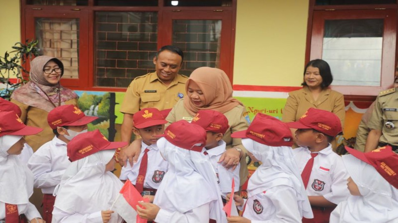 Bupati Sleman Kustini Sri Purnomo saat berperan sebagai Bunda PAUD pada "Gerakan Transisi PAUD ke SD yang Menyenangkan" di SD Negeri Kadisobo 2 Trimulyo, Senin (18/9/2023). ANTARA/HO-Bagian Prokopim Setda Sleman