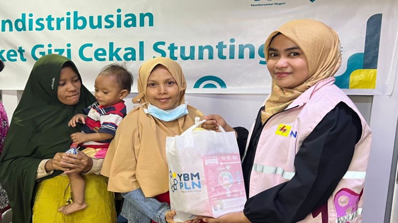 Rathy Sinta Utami selaku Ketua Srikandi Unit Induk Sulawesi Selatan, Tenggara, dan Barat menyerahkan bantuan Paket Gizi Cekal Stunting kepada ibu hamil di Puskesmas Rappokalling, Kota Makassar, Jumat (29/09/2023). (ANTARA/HO-Humas PLN UID Sulselrabar)