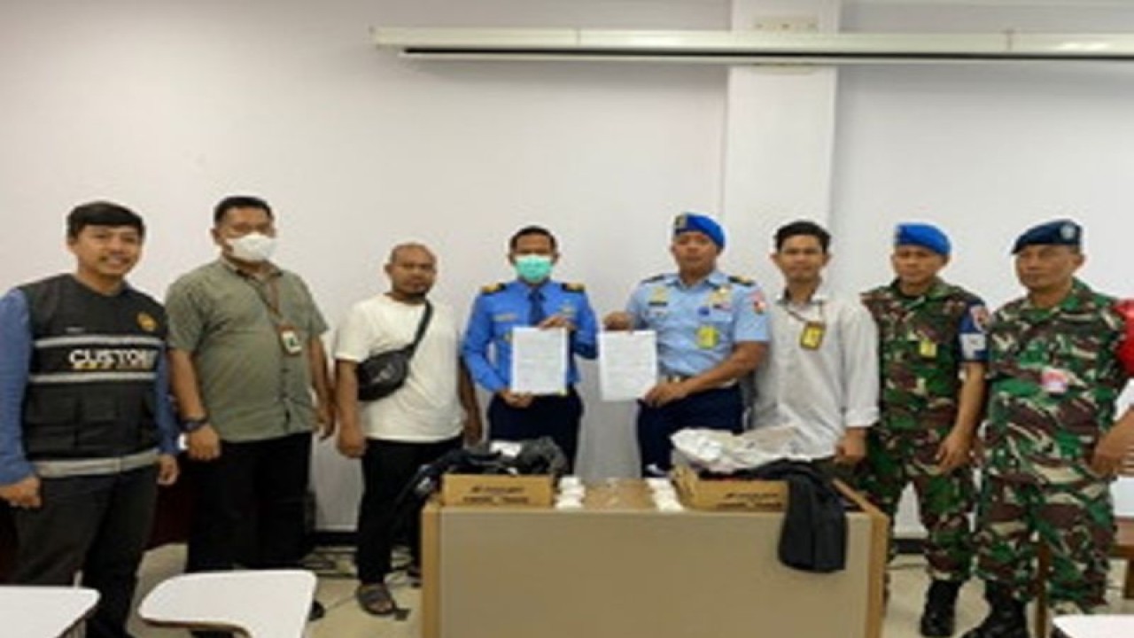 Petugas gabungan dari TNI AU Lanud Roesmin Nurjadin (RSN) dan petugas Aviation Security (Avsec) menggagalkan upaya penyelundupan 660 gram sabu-sabu melalui terminal cargo Bandara Sultan Syarif Kasim (SSK) II Pekanbaru Kamis (21/9).  ANTARA/HO-Humas Bandara SSK II.