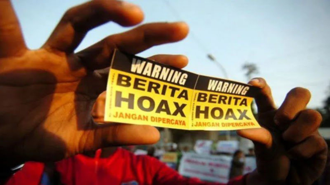 Ilustrasi - Seorang pengunjuk rasa memperlihatkan stiker berita hoaks. (ANTARA/Ardika)