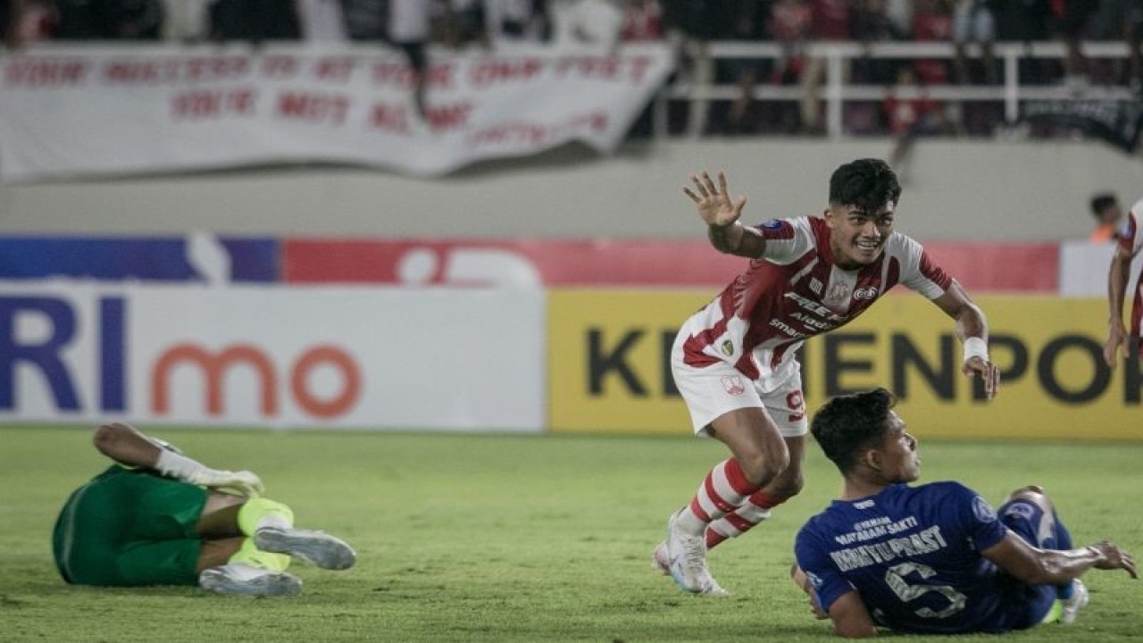 Pesepak bola Persis Solo Ramadhan Sananta (tengah) berselebrasi usai berhasil mencetak gol ke gawang PSIS Semarang pada pertandingan BRI Liga 1 di Stadion Manahan, Solo, Jawa Tengah, Sabtu (16/9/2023). . ANTARA FOTO/Mohammad Ayudha/Spt. (ANTARA FOTO/MOHAMMAD AYUDHA)