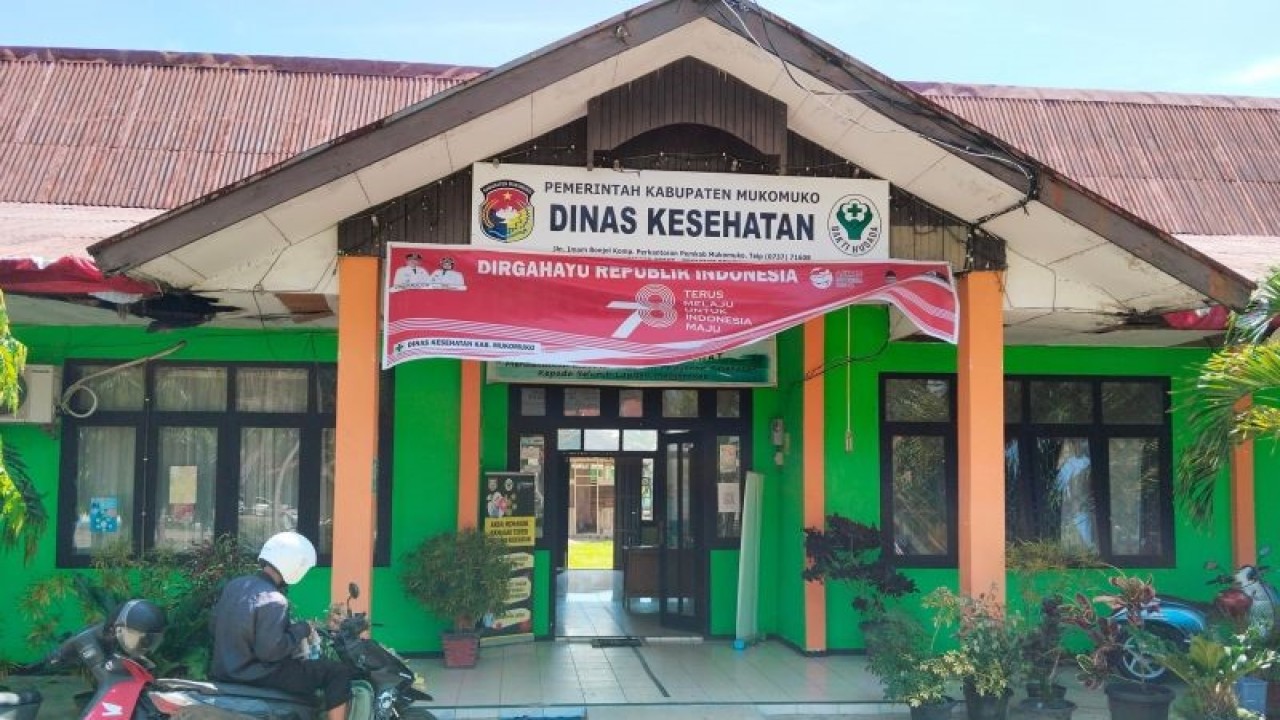 Suasana depan Kantor Dinas Kesehatan Kabupaten Mukomuko, Senin (11/9/2023) FOTO ANTARA/Ferri.