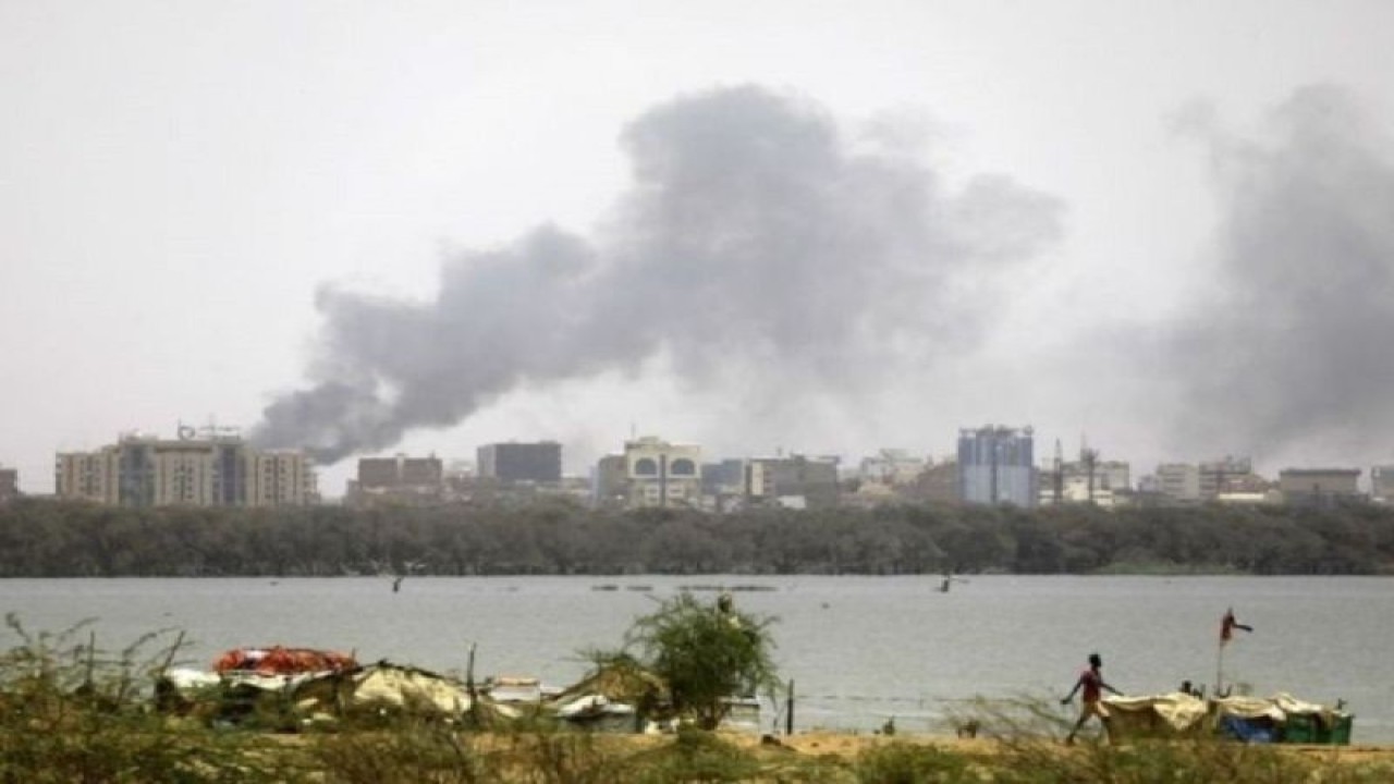 Asap mengepul di udara dari sebuah gedung yang terbakar akibat bentrok antara angkatan bersenjata pemerintah Sudan dan kelompok paramiliter RSF di Khartoum, Sudan. (Xinhua)