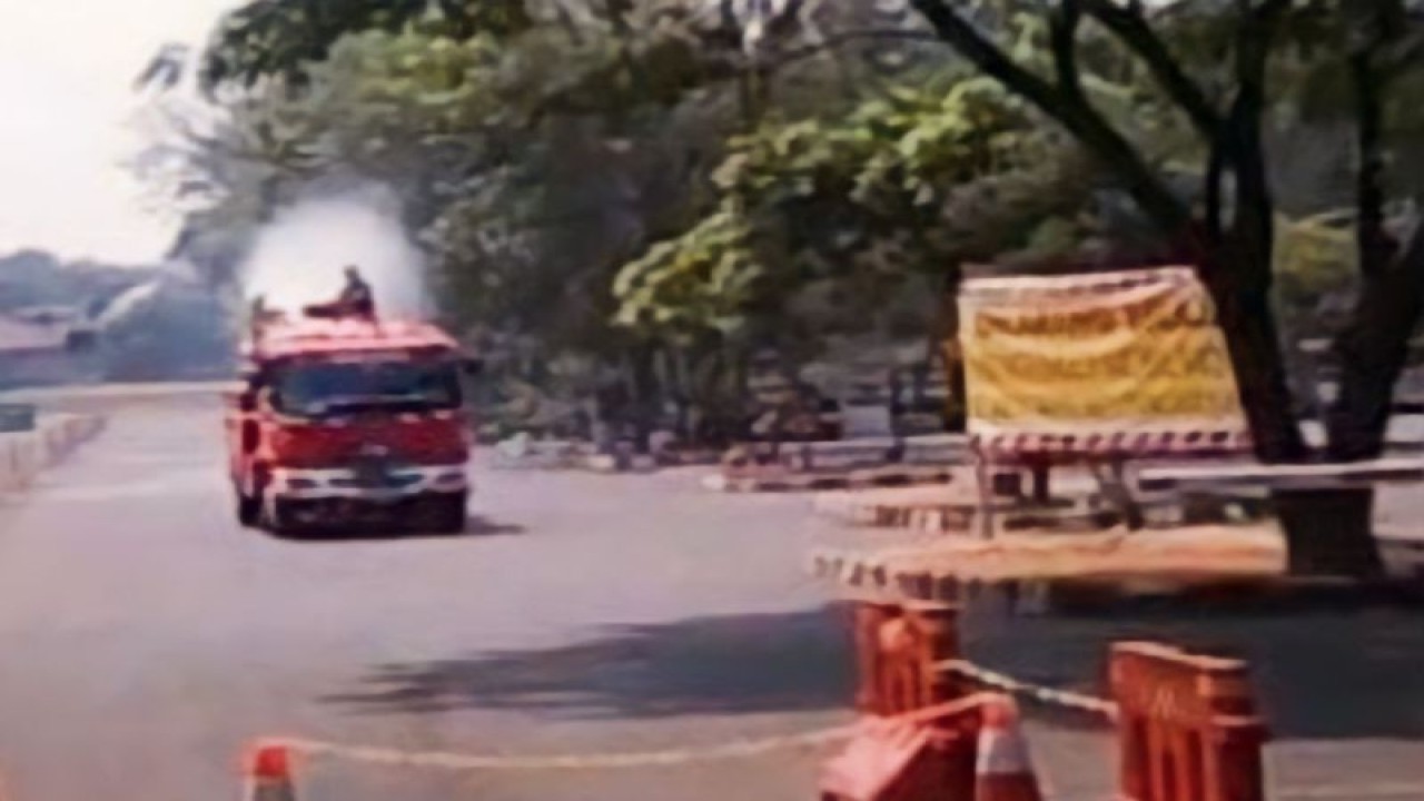 Petugas Sudin Penanggulangan Kebakaran dan Penyelamatan (Gulkarmat) Jakarta Timur tengah melakukan penyemprotan air untuk menghilangkan debu di area Monumen Pancasila Sakti, Kelurahan Lubang Buaya, Kecamatan Cipayung, Jakarta Timur. ANTARA/HO-Sudin Gulkarmat Jakarta Timur