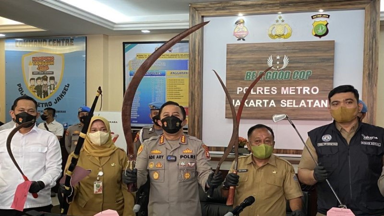 Kepala Seksi Pendidikan Dasar dan PKLK Sudin Pendidikan Jakarta Selatan Teguh Santosa bersama Kapolres Jakarta Selatan Kombes Ade Ary Syam Indradi memperlihatkan senjata yang dibawa siswa dalam rencana aksi tawuran di Jakarta, Senin (11/9/2023). (ANTARA/Hreeloita Dharma Shanti)