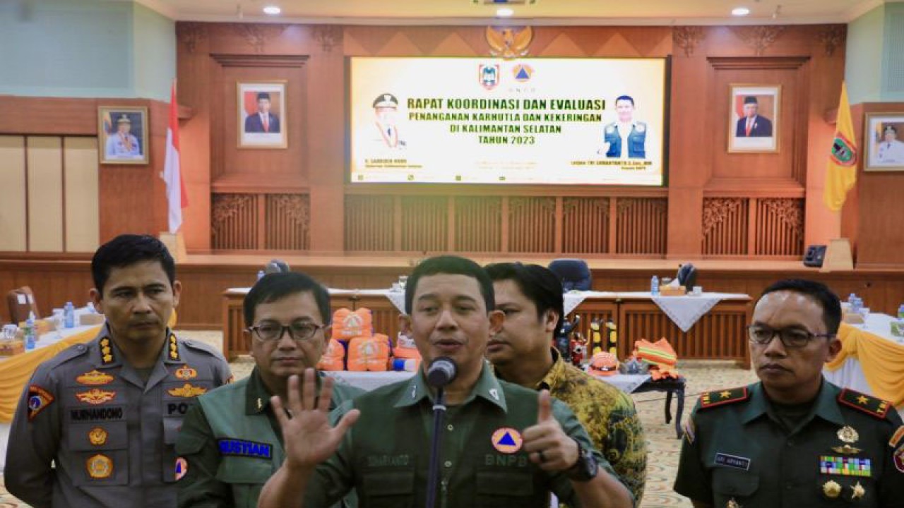 Kepala Badan Nasional Penanggulangan Bencana (BNPB) Letjen TNI Suharyanto (tengah) memberikan keterangan usai meninjau kebakaran hutan dan lahan (karhutla), di Kota Banjarbaru, Kalimantan Selatan, Kamis (21/9/2023). ANTARA/Tumpal Andani Aritonang