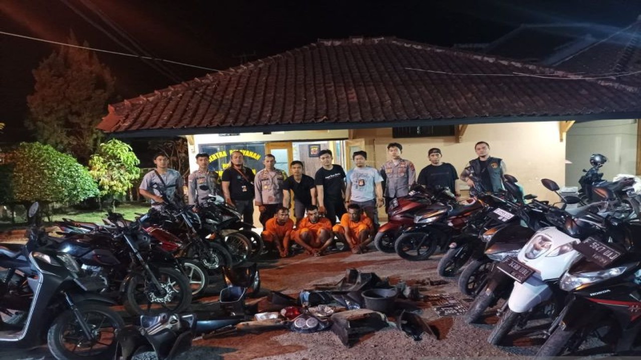Tim Jatanras Satreskrim Polres Sukabumi bersama personel Polsek Jampangkulon saat menunjukan tiga tersangka curanmor yang beraksi di wilayah Pajampangan Kabupaten Sukabumi, Jabar beserta 11 unit sepeda motor hasil kejahatan yang disita dari para tersangka. Antara/Aditya Rohman