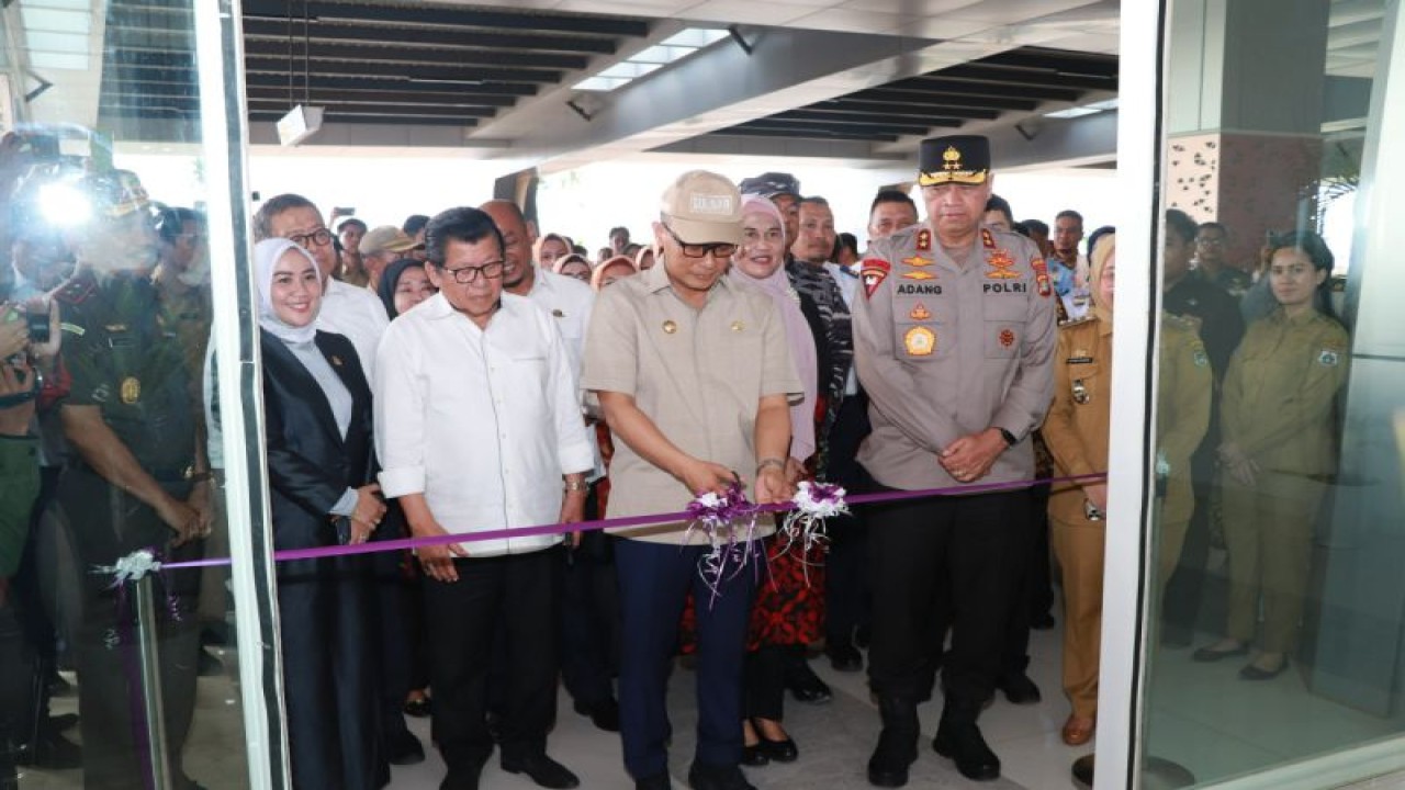 Penjabat Gubernur Sulbar Zudan Arif Fakrulloh (dua dari kanan) bersama Kapolda Sulbar Inspektur Jenderal Polisi Adang Ginanjar (kanan) dan mantan Gubernur Sulbar Anwar Adnan Saleh (dua dari kiri) pada peresmian pengoperasian terminal baru Bandara Tampa Padang Mamuju, Selasa (19/9/2023). ANTARA/HO/Diskominfo Sulbar