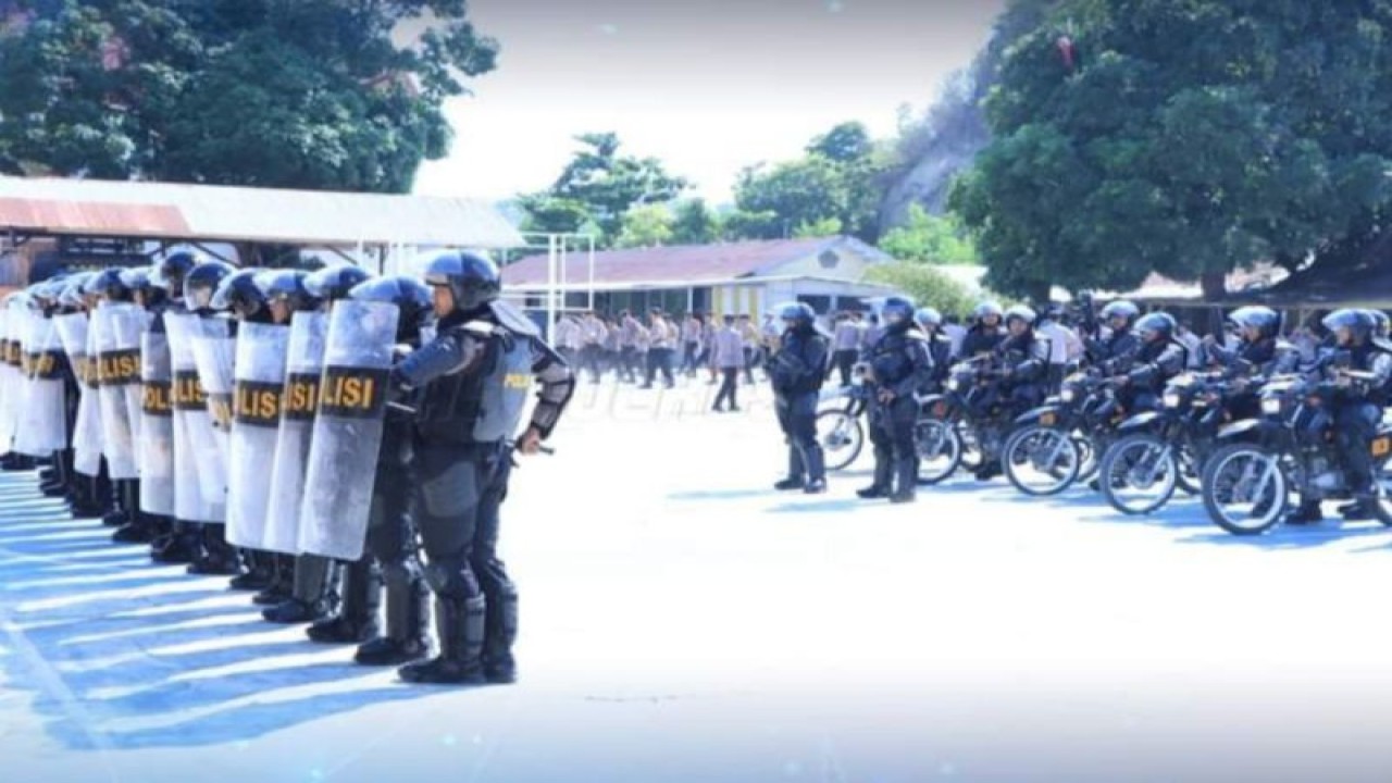 Polres Kabupaten Majene,Provinsi Sulawesi Barat (Sulbar), melakukan pelatihan pengendalian massa (dalmas) dan mempersiapkan diri untuk menghadapi dan mengantisipasi demonstrasi menjelang Pemilu 2024 di Mamuju, Kamis (28/9/2023). ANTARA/M Faisal Hanapi