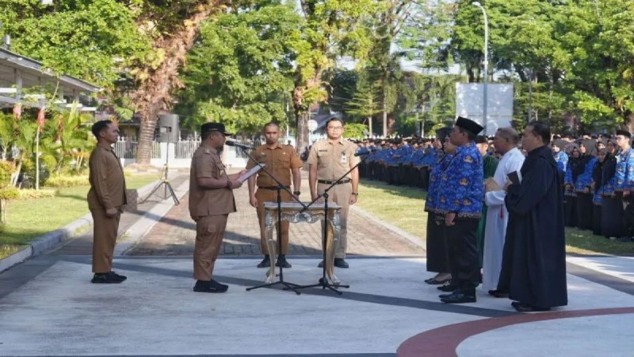 Gubernur Sulsel Andi Sudirman Sulaiman menyerahkan SK kepada ribuan ASN lingkup Pemprov Sulsel pada 25 Juli 2023. ANTARA/HO-Humas Pemprov Sulsel