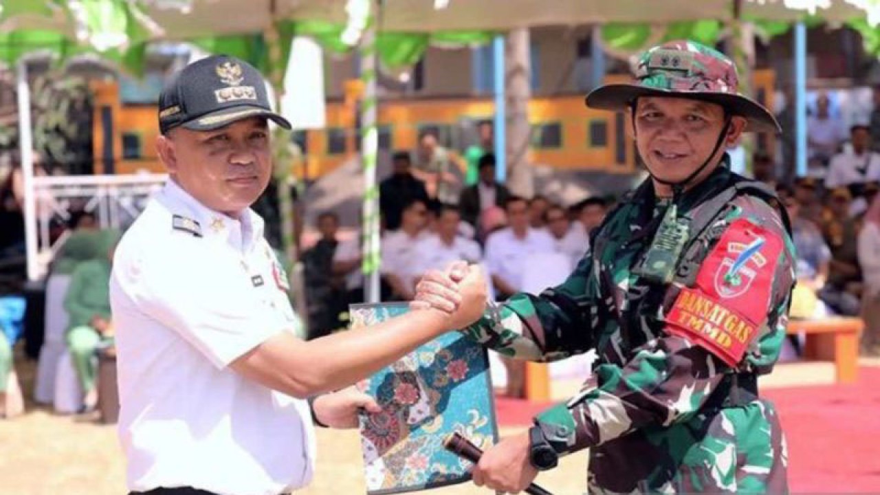 Bupati Bantaeng Ilham Azikin saat upacara pelaksanaan TNI Manunggal Membangun Desa (TMMD) ke-118 Tahun 2023 di Bantaeng, Sulsel, Kamis (21/9/2023). (ANTARA/HO/Pemkab Bantaeng)