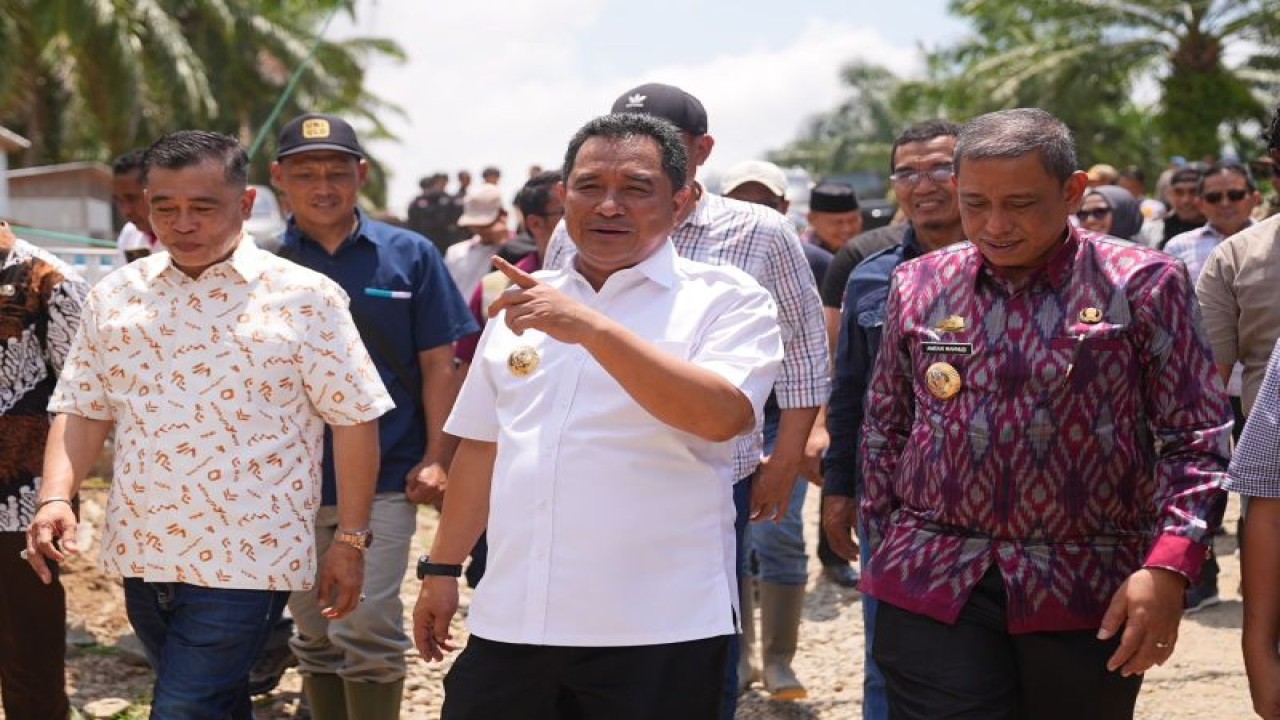 Penjabat Gubernur Sulsel Bahtiar Baharuddin didampingi Bupati Wajo Amran (krii) saat mengunjungi lahan pertanian di desa transmigrasi Kabupaten Wajo.ANTARA/HO-Humas Pemprov Sulsel