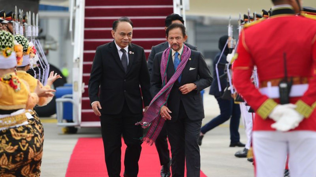 Menteri Kominfo Budi Arie Setiadi menerima kedatangan Sultan Brunei Darussalam beserta delegasi yang tiba di Bandara Internasional Soekarno Hatta, Tangerang, Provinsi Banten, Senin (4/9/2023). ANTARA/HO-Biro Pers Sekretariat Presiden