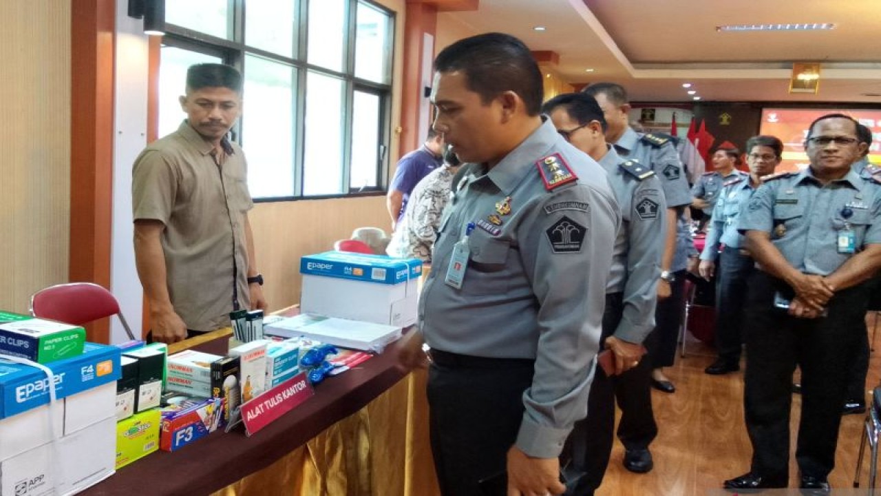 Kakanwil Kemenkumham Sulteng Budi Argap Situngkir mengunjungi dan melihat produk para pelaku usaha mikro kecil menengah (UMKM) pada kegiatan temu bisnis di Kantor Wilayah Kemenkumham Sulteng, Senin (11/9/2023). (ANTARA/Nur Amalia Amir)