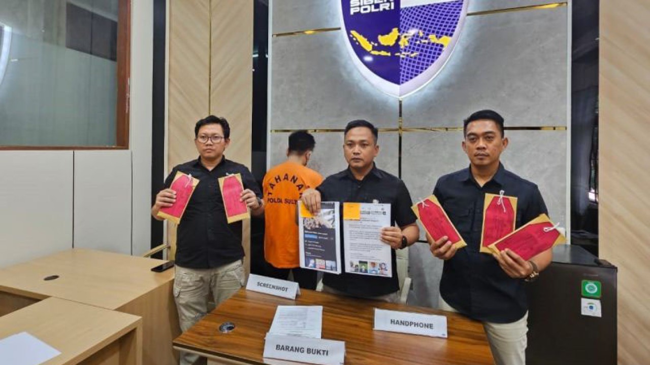 Kepala Unit II Tim Subdit V Siber Dit Reskrimsus Polda Sultra Iptu Asfandi (tengah) saat melakukan konferensi pers. ANTARA/La Ode Muh Deden Saputra
