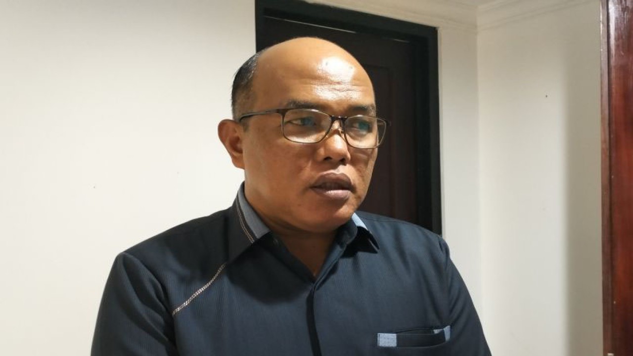 Ketua DPRD Sumatera Barat (Sumbar) Supardi saat diwawancarai di Padang, Senin, (18/9/2023). ANTARA/Muhammad Zulfikar.