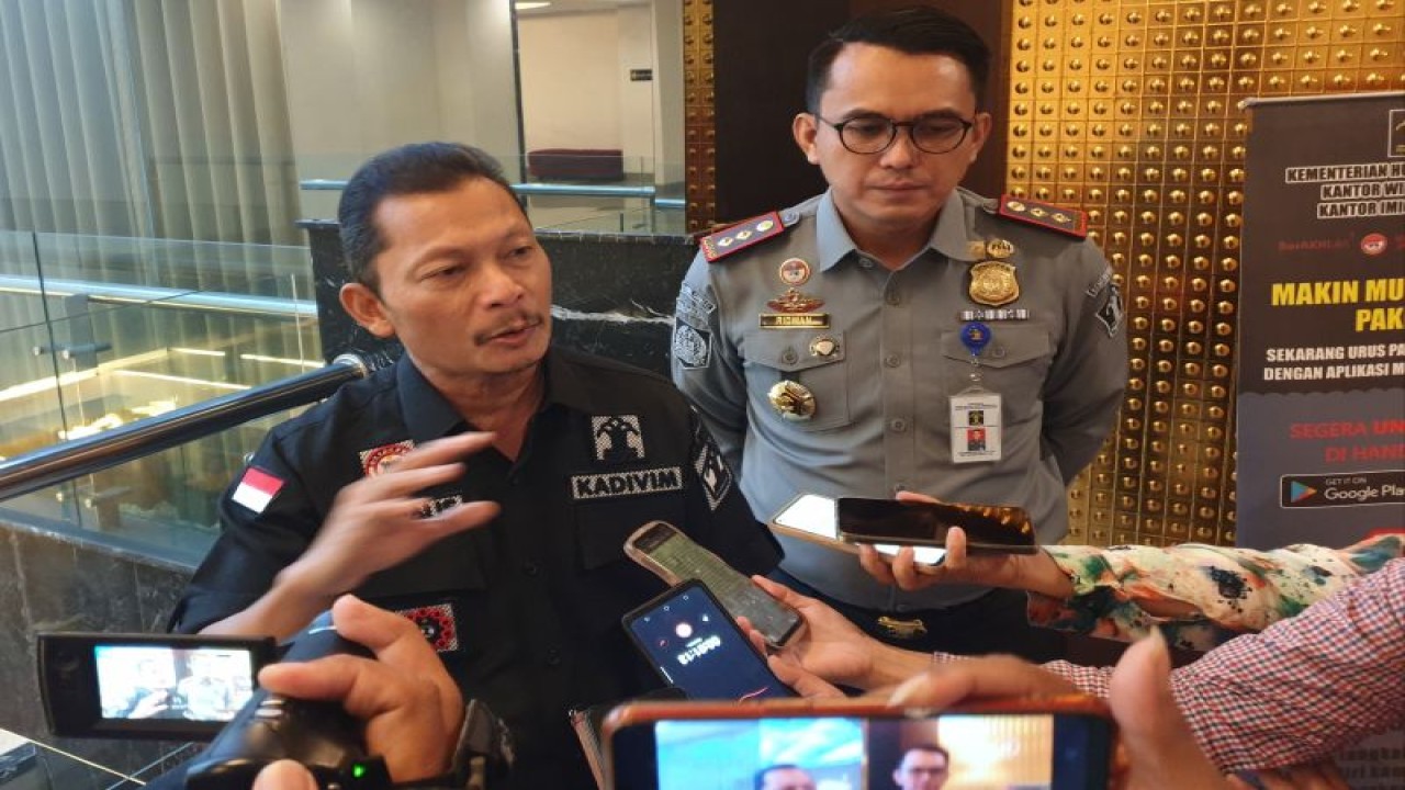 Kepala Divisi Keimigrasian Kanwil Kemenkumham Sumsel Herdaus betsama Kepala Kantor Imigrasi Palembang Mohammad Ridwan. (ANTARA/Yudi Abdullah/23)