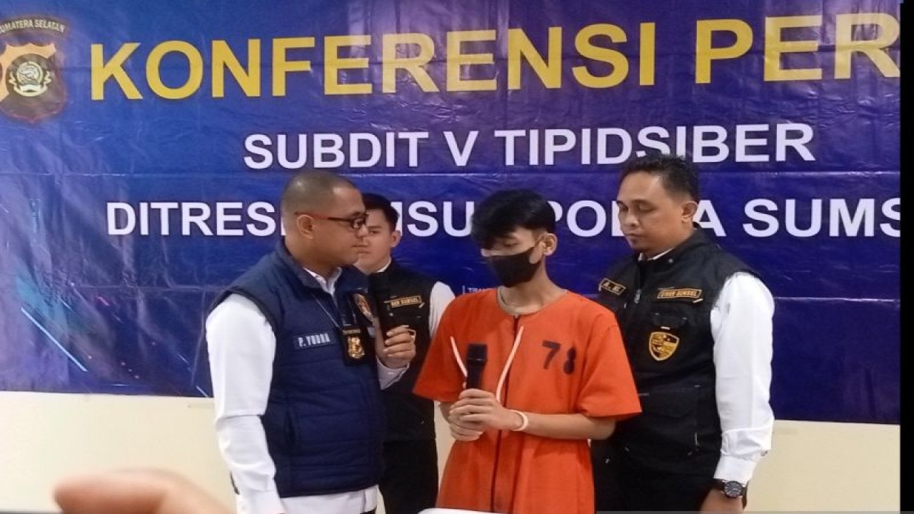 Polda Sumsel menangkap pelaku penipuan modus APK surat tilang. ANTARA/M. Imam Pramana