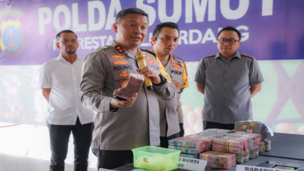 Kapolda Sumut Irjen Pol Agung Setya Imam Effendi didampingi Kapolresta Deliserdang Kombes Pol Irsan Sinuhaji memberikan keterangan pers di Mapolres Deliserdang, Rabu (13/9/2023). ANTARA/HO-Humas Polda Sumut.