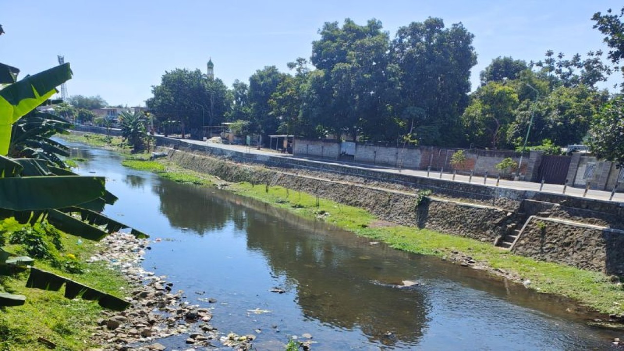 Kondisi air di Sungai Jangkuk Kota Mataram, Provinsi Nusa Tenggara Barat, cenderung surut. (ANTARA/Nirkomala)
