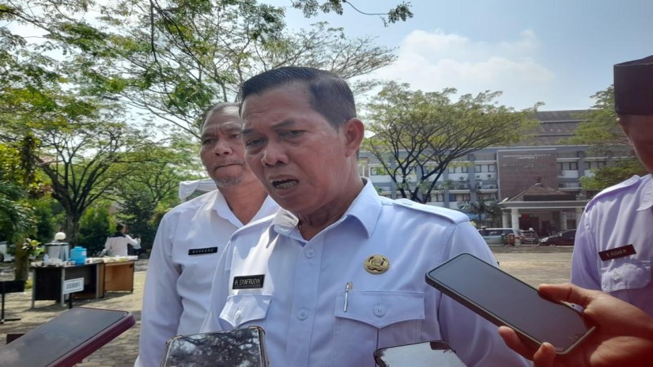Wali Kota Serang Syafrudin saat diwawancarai di Kota Serang, Banten, Kamis (l7/9/2023). (ANTARA/Desi Purnama Sari)