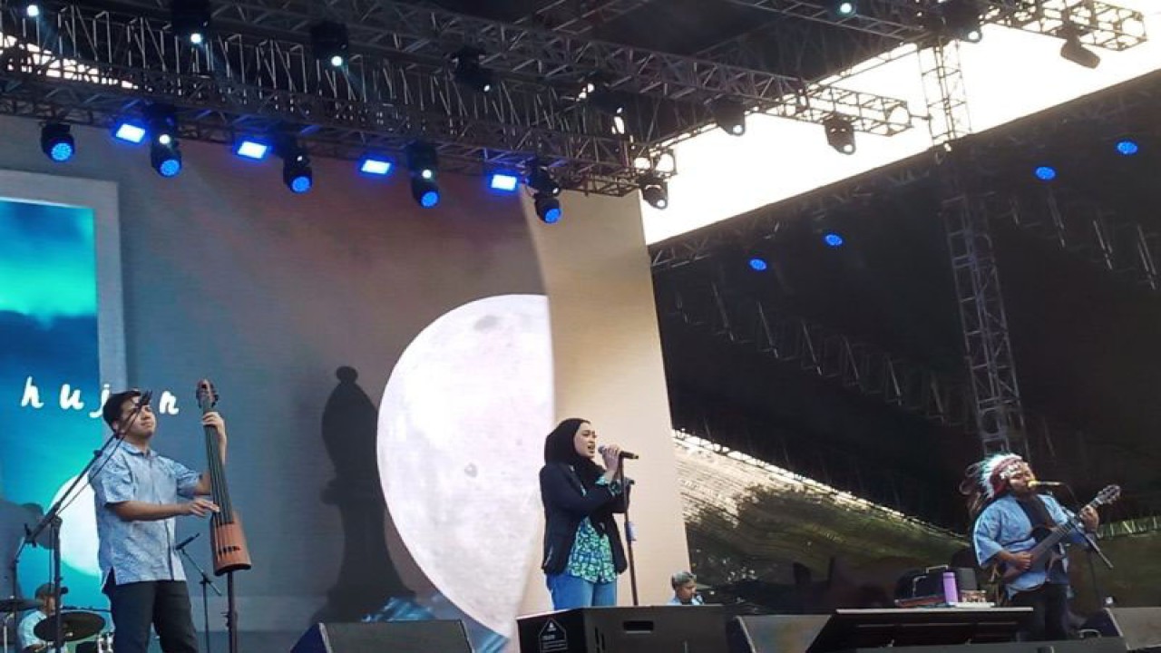 Penampilan grup musik Parade Hujan di Synchronize Fest 2023 di Gambir Expo Kemayoran, Jakarta Pusat pada Jumat (1/9/2023) turut dimeriahkan oleh sejumlah musisi, salah satunya penyanyi wanita Ichamalia. (ANTARA/Farhan Arda Nugraha)