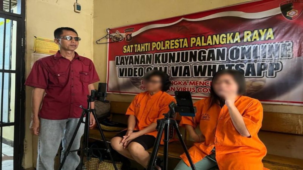 Tahanan Mapolresta Palangka Raya mendapatkan layanan besuk secara online dari Satuan Tahti Polresta setempat, Selasa (12/9/2023). ANTARA/Humas Polresta Palangka Raya.