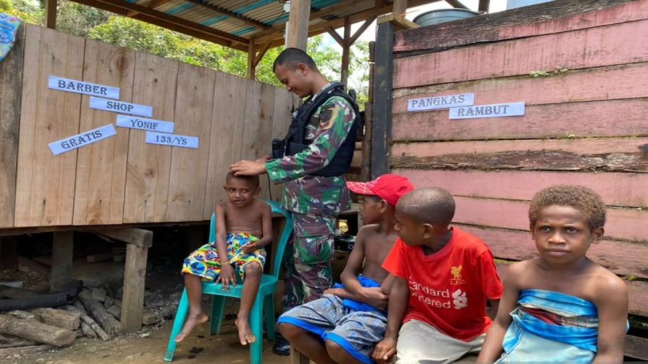 Tampak prajurit TNI memangkas rambut salah satu anak Maybrat, Jumat (29/9/2023) (ANTARA/Yuvensius Lasa Banafanu)