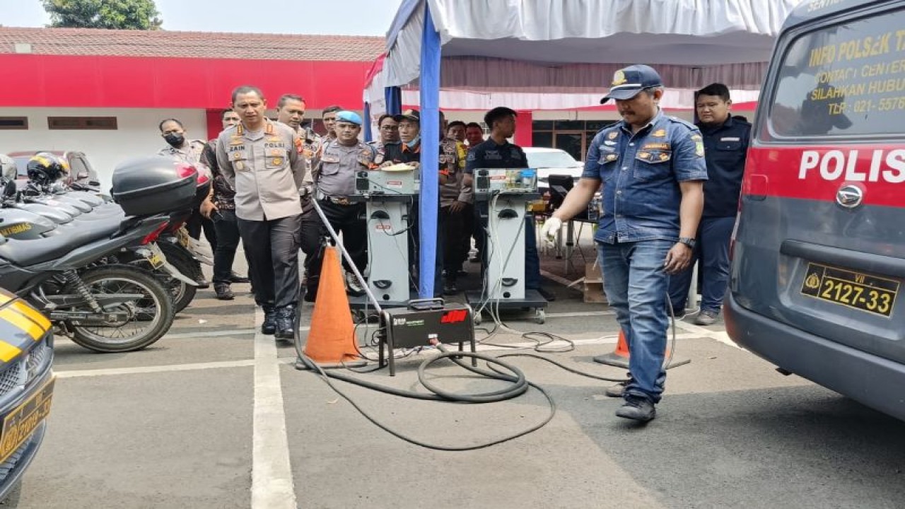 Kapolres Metro Tangerang Kota, Kombes Pol Zain Dwi Nugroho memantau pelaksanaan uji emisi kendaraan dinas di Polres Metro Tangerang Kota, Banten, Jumat (8/9/2023). Sebanyak 15 kendaraan dinas Polres Metro Tangerang Kota dinyatakan tidak lulus uji emisi. (ANTARA/HO-Polres Metro Tangerang Kota).