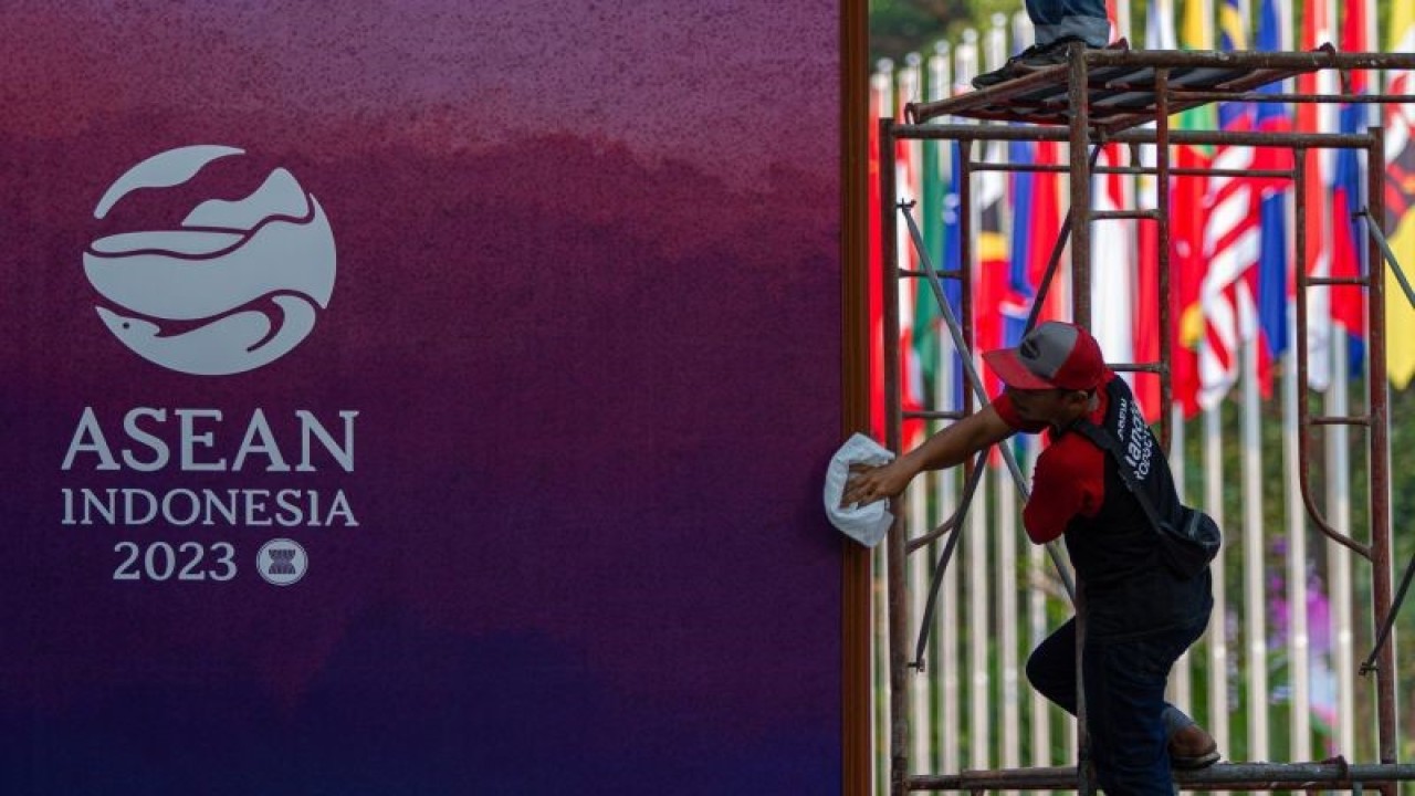 Pekerja menyelesaikan dekorasi KTT Ke-43 ASEAN 2023 di depan pintu masuk JCC di Jakarta, Minggu (3/9/2023). ANTARA FOTO/Media Center KTT ASEAN 2023/Afriadi Hikmal/foc.