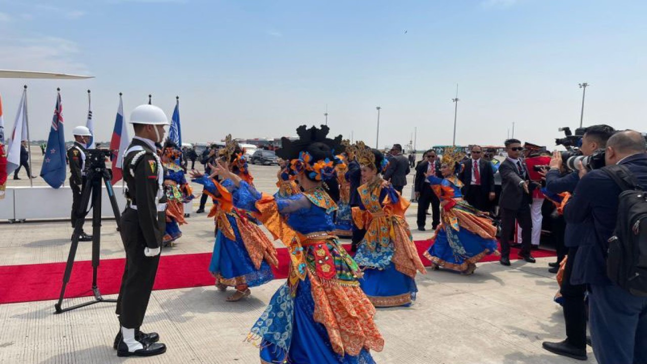 Tari Geol Manis yang berasal dari Jakarta menyambut kedatangan delegasi Konferensi Tingkat Tinggi (KTT) ASEAN ke-43 di Bandara Internasional Soekarno-Hatta. (ANTARA/Ho/PPID DKI Jakarta)