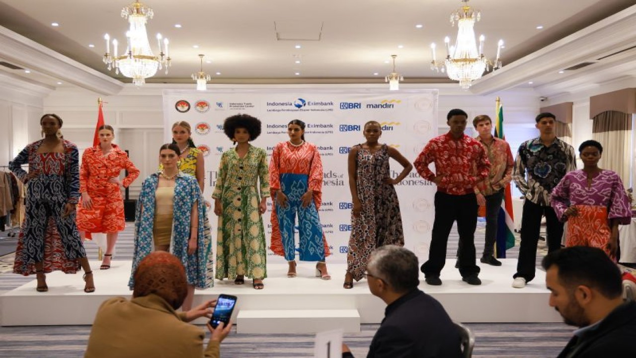 Produk tekstil Indonesia dipromosikan dalam kegiatan "Threads of Indonesia" yang diselenggarakan di Cape Town pada Senin (11/9/2023). (ANTARA/HO-KBRI Pretoria)