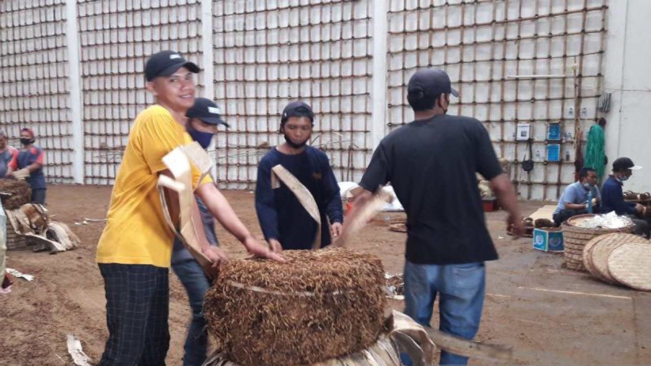 Para pekerja beraktivitas di salah satu gudang perwakilan pabrik rokok di Temanggung. ANTARA/Heru Suyitno
