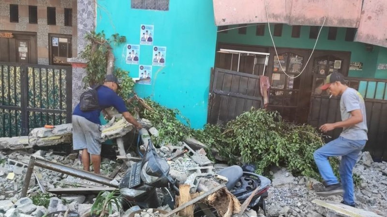Tembok bekas pabrik mebel (kayu) di Gang Anggrek RT 05/RW 04, Kelurahan Klender, Kecamatan Duren Sawit, Jakarta Timur, Senin siang, ambruk menimpa empat unit motor dan tiga rumah.