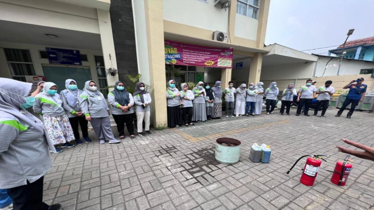 Pelatihan menggunakan APAR di Puskesmas Kunciran Baru Kota Tangerang dalam mengantisipasi kebakaran pada musim kemarau. HO/Dinkes Tangerang