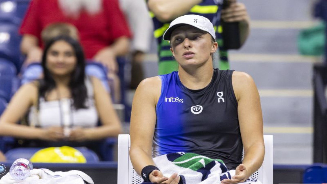 Petenis Polandia Iga Swiatek beristirahat pada pertandingan 16 besar US Open melawan Jelena Ostapenko yang berlangsung di USTA Billie Jean King National Tennis Center, New York, Minggu (3/9/2023). (ANTARA/AFP/COREY SIPKIN)