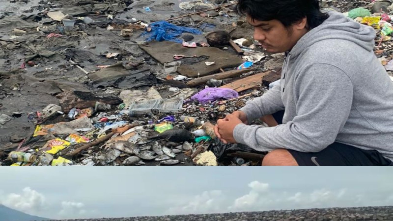 Seorang warga mengamati bangkai ikan ditemukan mati terdampar di pesisir Pantai Sasa, Kota Ternate, Senin (11/9/2023). ANTARA/Abdul Fatah