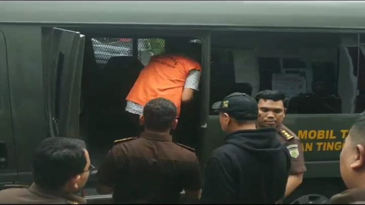Terpidana Santo masuk ke mobil Kejati Sumut di Medan, Sumatera Utara, Rabu (6/9/2023). (ANTARA/HO - Kejati Sumut)